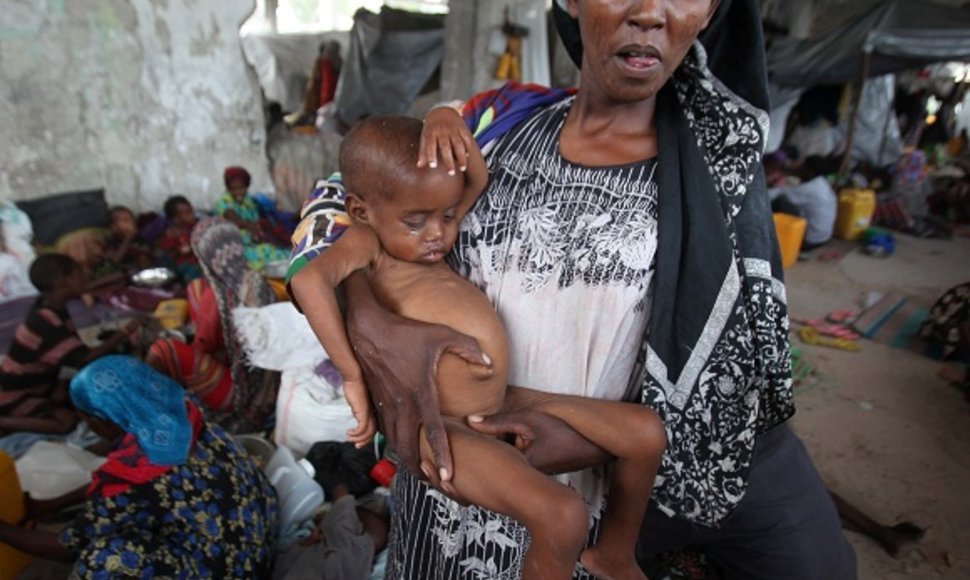 Afriką alinanti sausra privertė milijonus žmonių palikti savo namus.