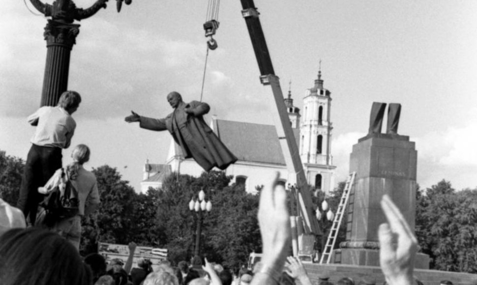 Po žlugusio pučo Maskvoje, 1991 m. rugpjūčio 23 d. Vilniaus Lukiškių aikštėje nukeliamas  V.I.Lenino paminklas
