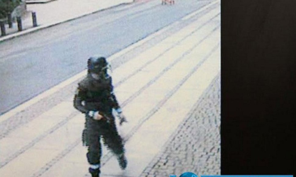 Andersas Behringas Breivikas, užfiksuotas stebėjimo kamerų likus kelioms minutėms iki pirmojo išpuolio