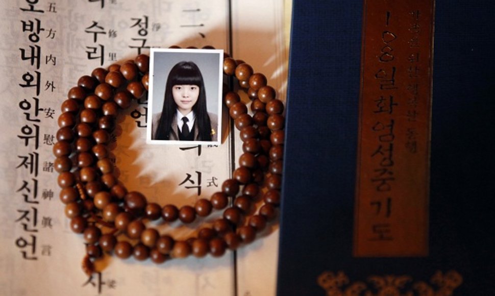 Motina vienoje Pietų Korėjos šventykloje meldžiasi, kad jos dukra gerai išlaikytų egzaminus