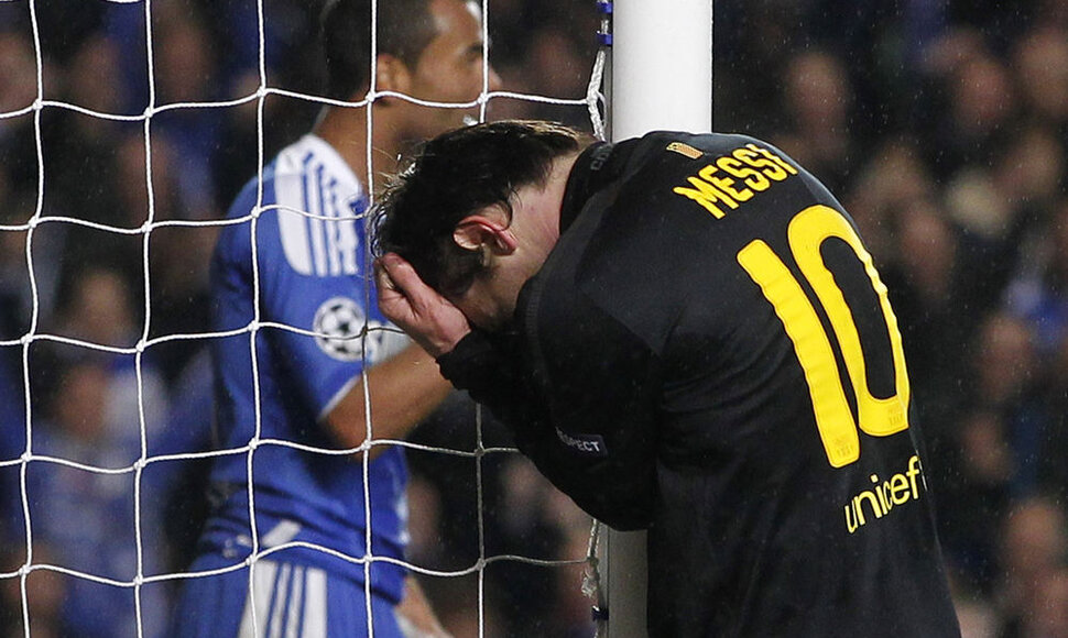 Lionelis Messi mėgins įmušti pirmąjį įvartį į „Chelsea“ vartus.