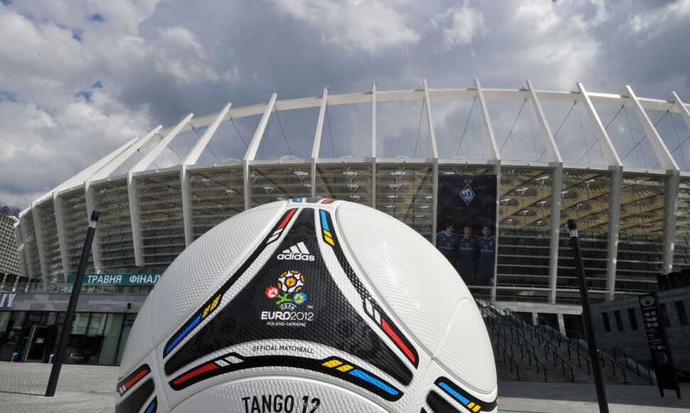 Simbolinis &bdquo;Euro 2012&ldquo; kamuolys prie Olimpinio stadiono Kijeve, kuriame vyks finalas.