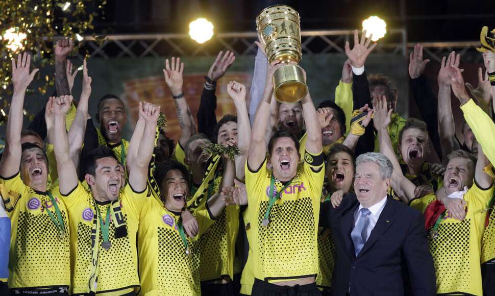 „Borussia“ futbolininkai Vokietijos taurę susigrąžino net po 23 metų pertraukos.