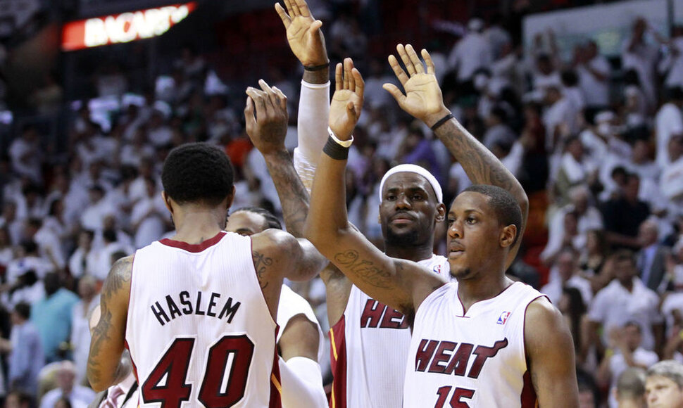 LeBrono Jameso vedami &bdquo;Heat&ldquo; krep&scaron;ininkai panaikino 15 ta&scaron;kų deficitą.