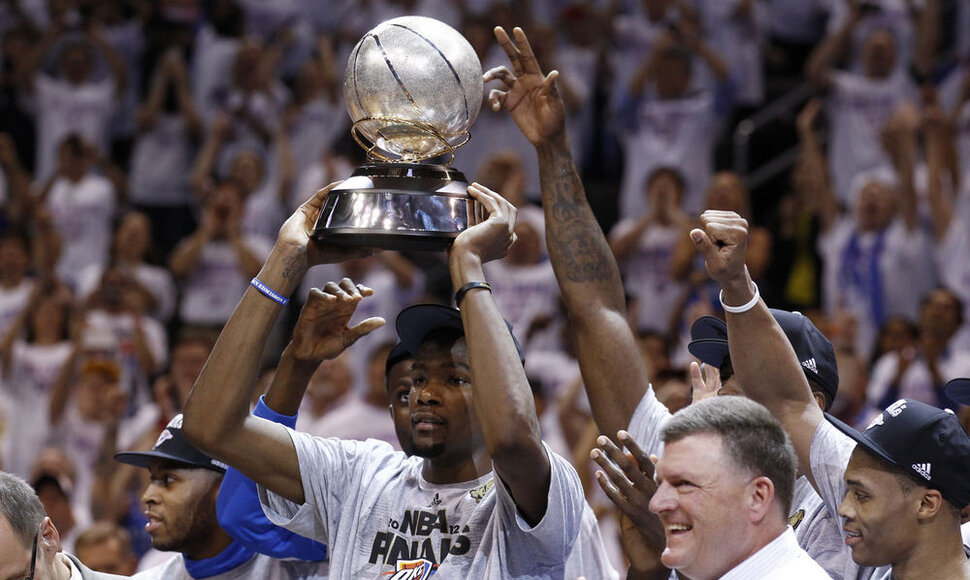 Kevinas Durantas džiaugiasi NBA Vakarų konferencijos čempionų taure.