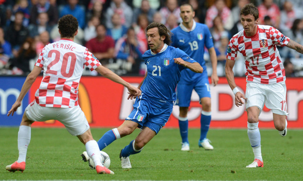 Andrea Pirlo su kamuoliu