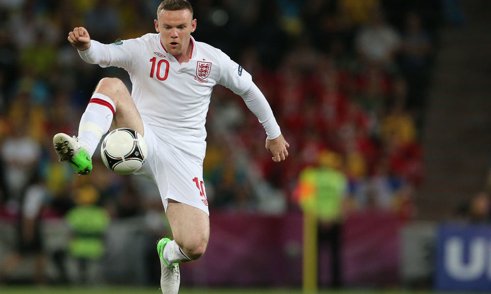 Wayne'as Rooney stabdo kamuolį