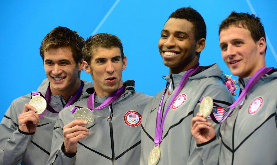 JAV plaukimo rinktinė – Michaelas Phelpsas antras iš kairės.