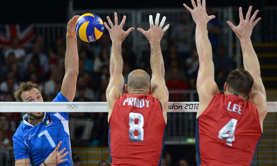 JAV tinklinio rinktinę (dešinėje) iš kovos dėl medalių eliminavo Italija.
