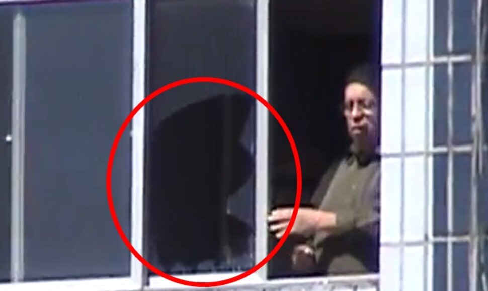 Išdaužtas langas ir piktas buto gyventojas.