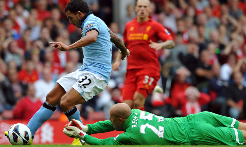 Carlosas Tevezas (kairėje) pasinaudojo „Liverpool“ gynėjo Martino Skrtelio klaida.