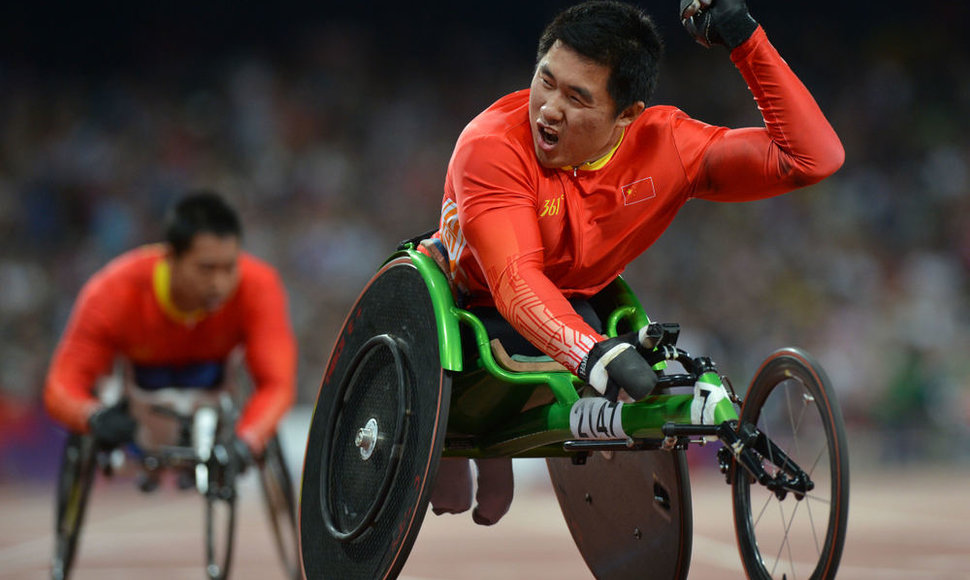 Kinietis Li Huzhao džiaugiasi parolimpiniu aukso medaliu.
