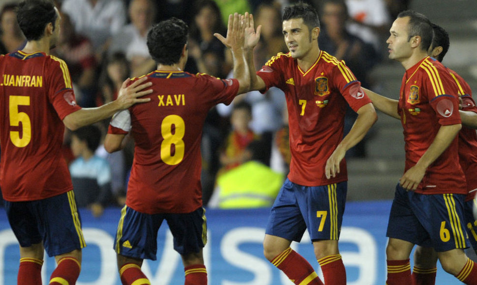 Ispanijos futbolo rinktinė sveikina po traumos sugrįžusį Davidą Villą (Nr. 7).