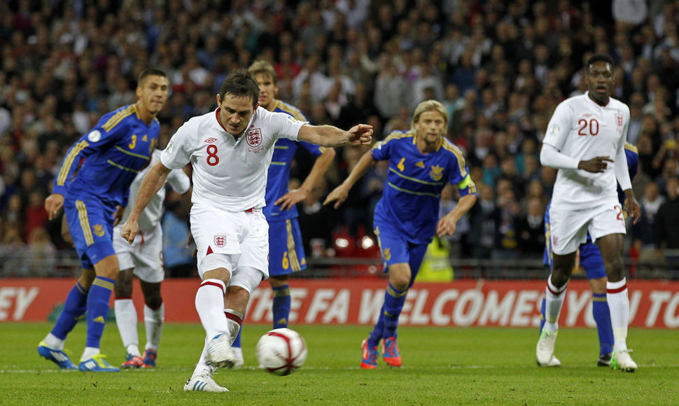 Frankas Lampardas tik realizavęs 11 m baudinį mačo pabaigoje išplėšė Anglijai lygiąsias prieš Ukrainą.