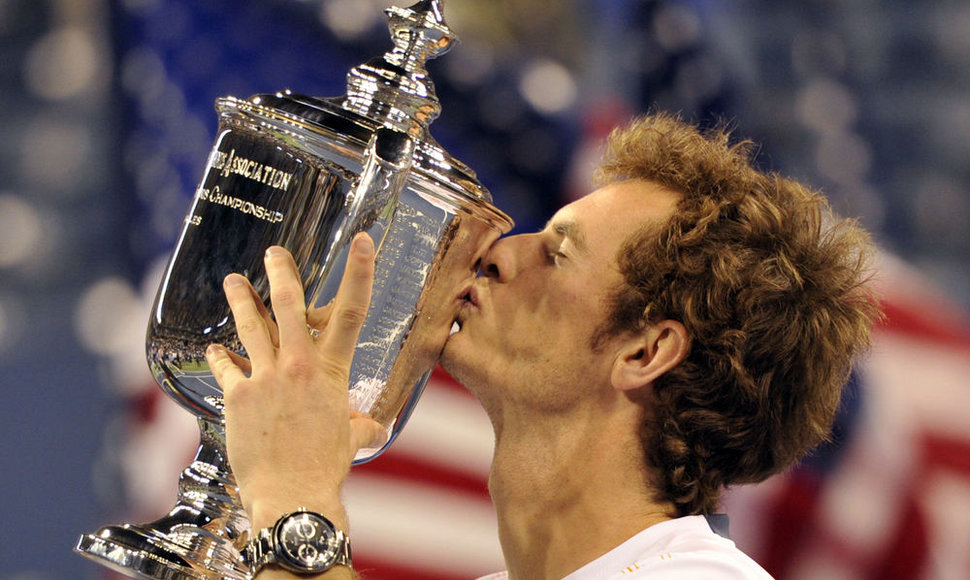 Andy Murray bučiuoja „US Open“ čempiono taurę.