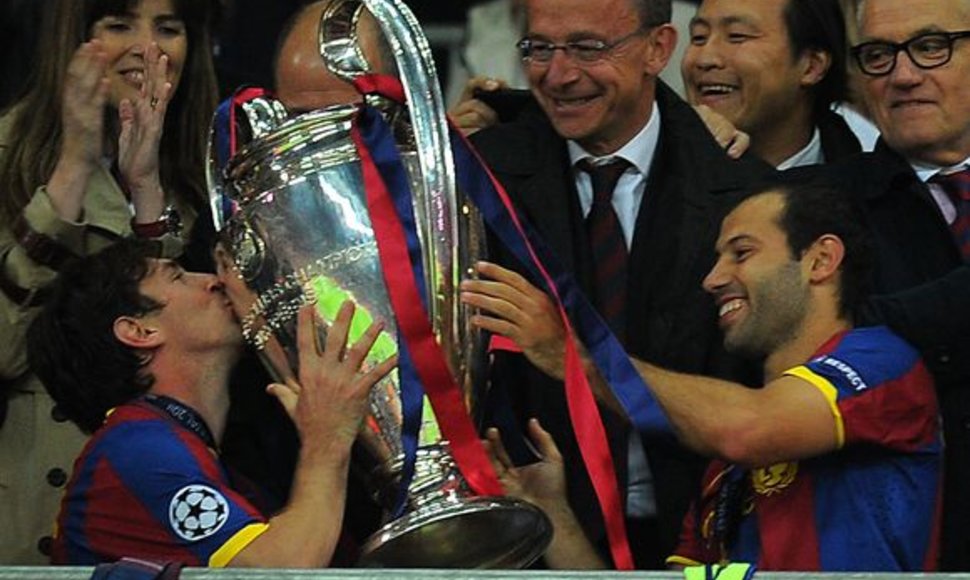 L.Messi bučiuoja taurę