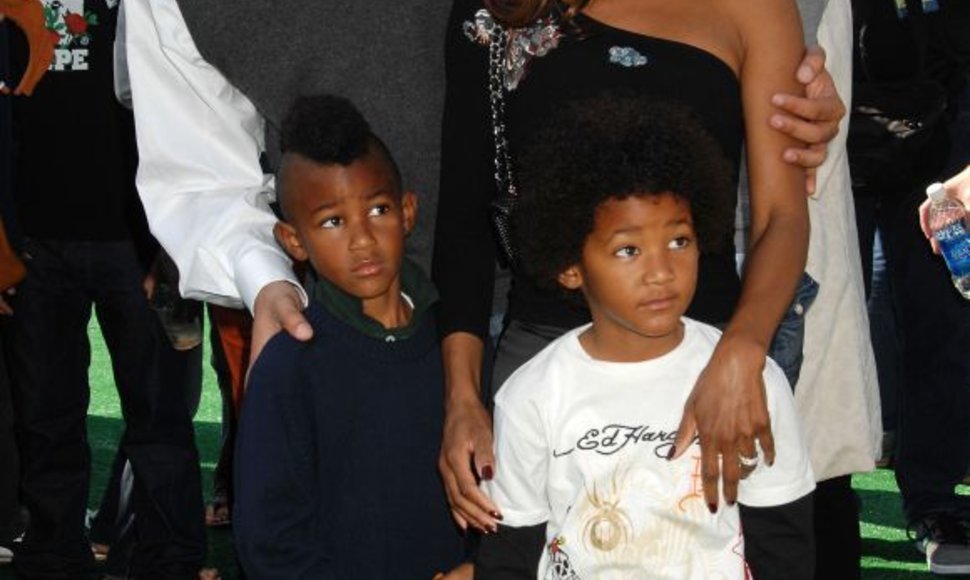 Toni Braxton su vyru Keri Lewisu ir vaikais
