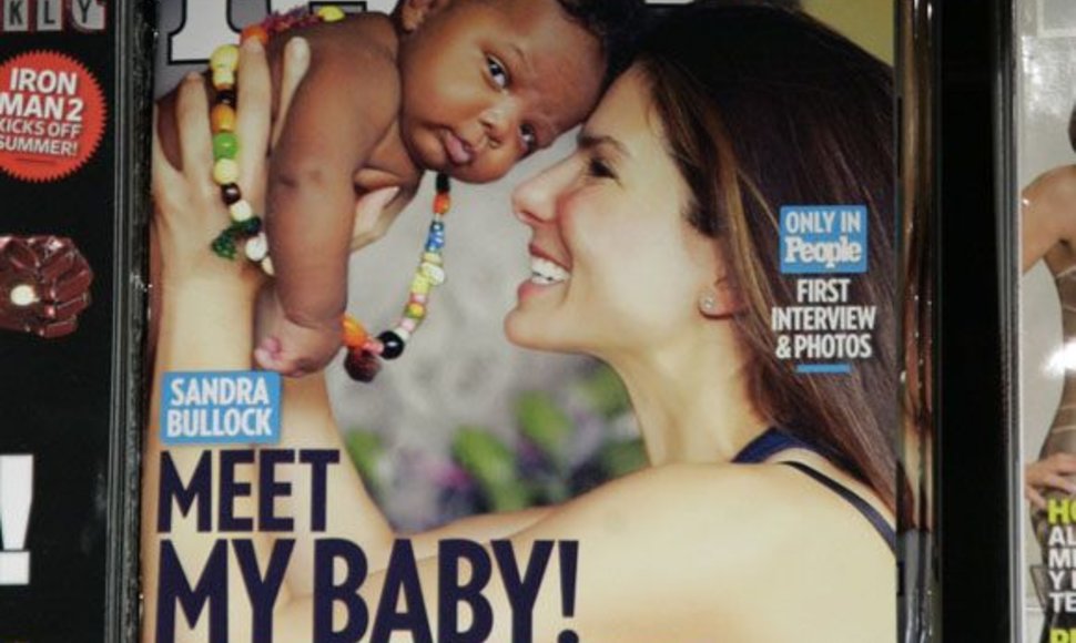 Sandra Bullock su kūdikiu