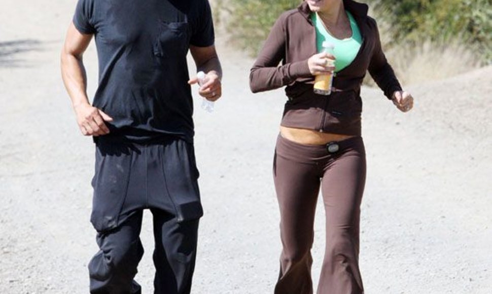 Fergie bėgioja su savo vyru Joshu Duhameliu 