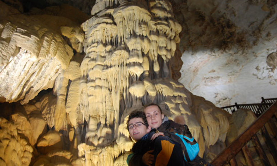Donatas Montvydas ir Veronika Brasaitė neseniai atrastoje uoloje, kuriai 23 mln. metų