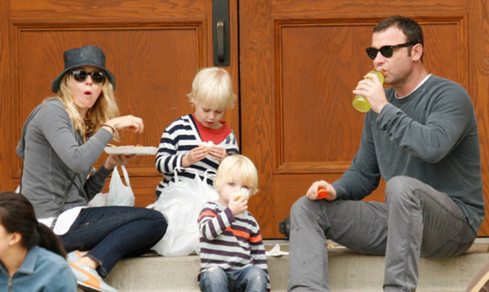 Naomi Watts ir Lievas Schreiberis su vaikais