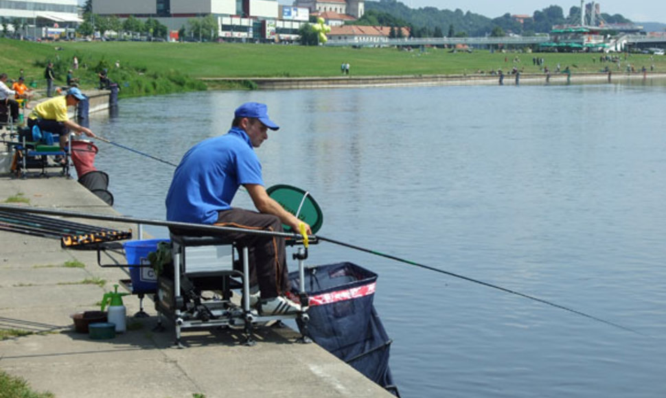 Sportinės žūklės varžybose visada naudojamos ilgos ir talpios skiaurės, kad žuvis išliktų gyvybinga