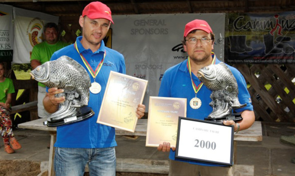  Komandai „Paliūtis“ pergalė Pykaičiuose – asmeninis rekordas: Valerijui Belous (kairėje) ir Vilmantui Andzulevičiui pavyko sugauti beveik toną karpių
