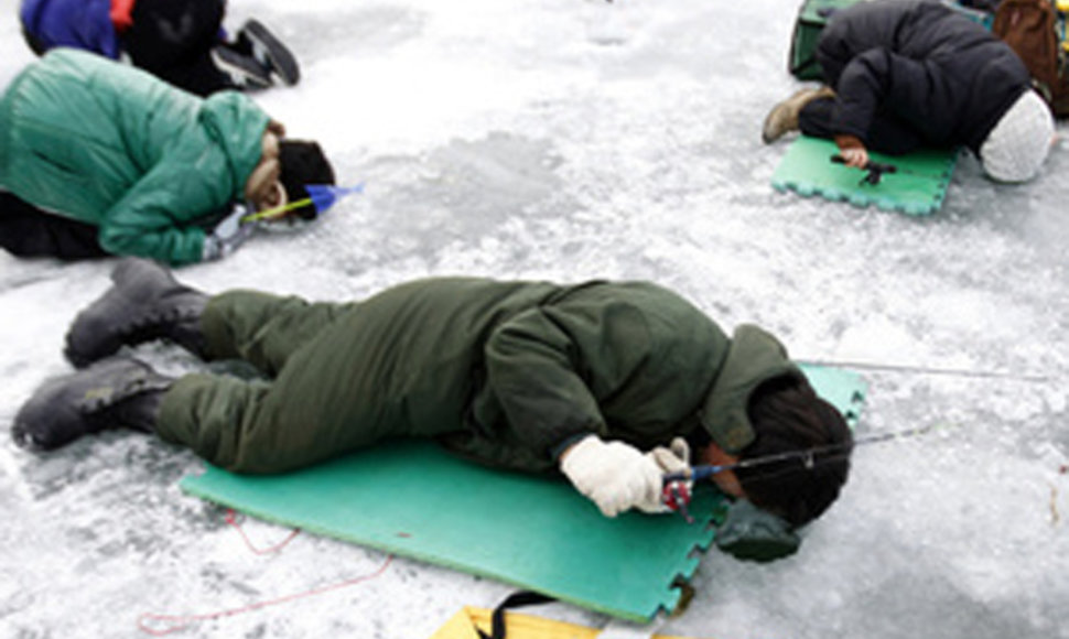Žvejojimas gulint ant ledo