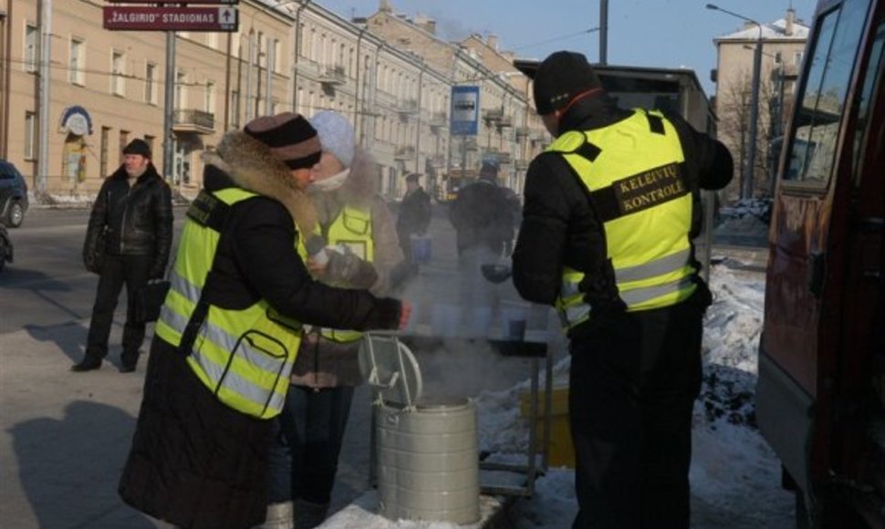 Akcijos metu per 1,5 valandos arbata pavaišinta beveik 300 vilniečių.