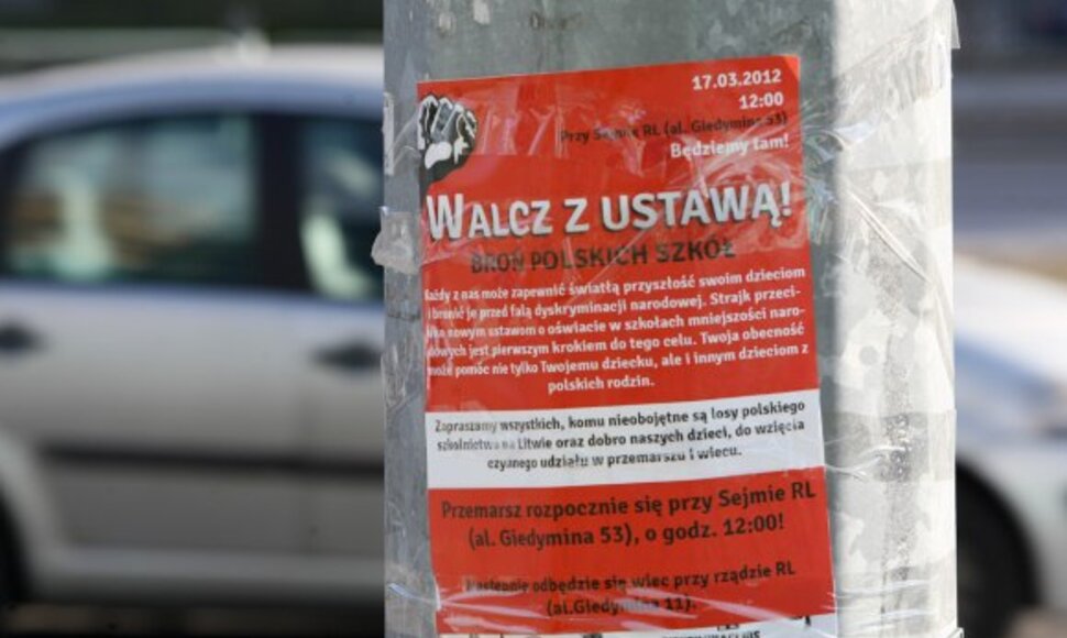 Plakatuose raginama kovoti su įstatymu, ginti lenkiškas mokyklas ir tam šeštadienio vidurdienį rinktis prie Seimo, nuo kur ir pajudės eitynės link Vyriausybės.