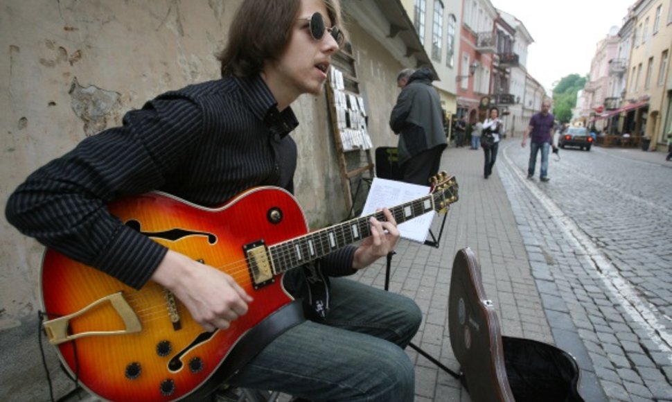 Gatvės muzikantas Romanas nesupranta, kodėl policijos pareigūnai neleidžia jam groti Vilniaus gatvėse.