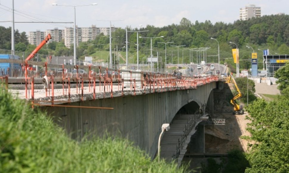 Lazdynų tilto remontas turėtų būti baigtas vasaros pabaigoje ir kainuos, Vilniaus vicemero R.Adomavičiaus teigimu, ne beveik 130 mln., o 12 mln. Lt mažiau.