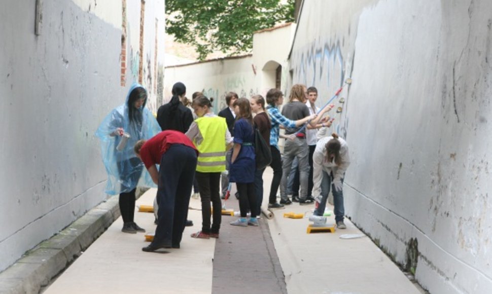 Vilniaus moksleiviai uždažė grafitų išmargintas sienas.