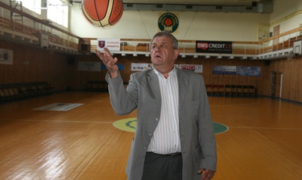 Vilniaus krepšinio mokyklos direktorius A.Naruševičius mano, kad vieningas sporto centras atneš ne naudą, o tik žalą sportui.