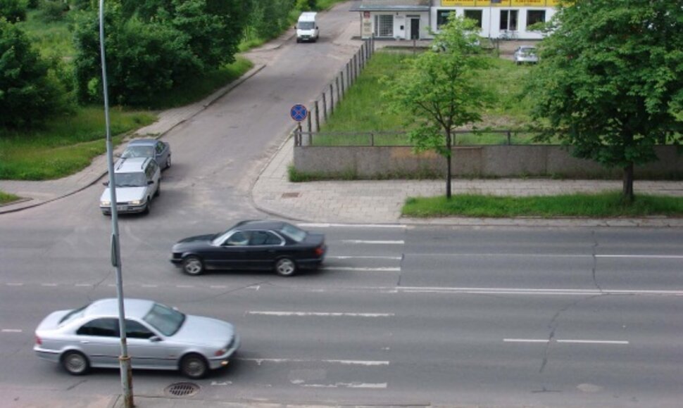 Buvusios perėjos likučiai &scaron;iurpina &scaron;alia gyvenančius vilniečius, nes per ją einantys pėstieji nuolat rizikuoja.