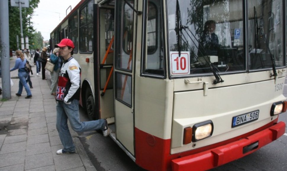 Prie naujosios tvarkos, kai į troleibusus ar autobusus lipama tik per priekines duris, teks įprasti ir keleiviams, ir vairuotojams.