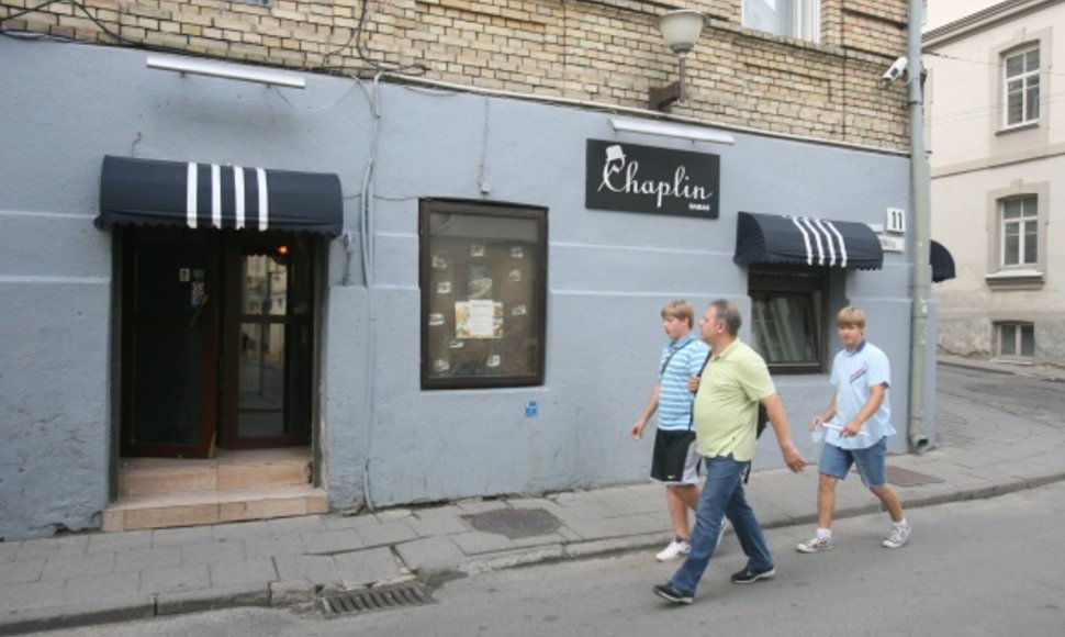 Totorių gatvėje esanti „Chaplin“ kavinė kol kas alkoholio licencijos ribojimo išvengė.