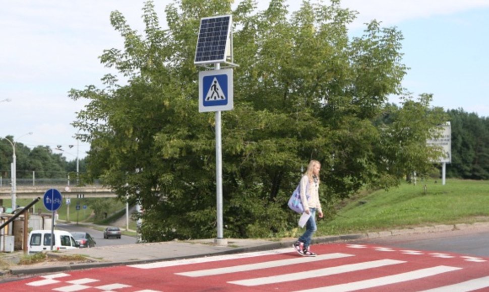 15 pavojingų Vilniaus gatvių ruožų ir pėsčiųjų perėjų paženklintos raudonos spalvos pagrindu.