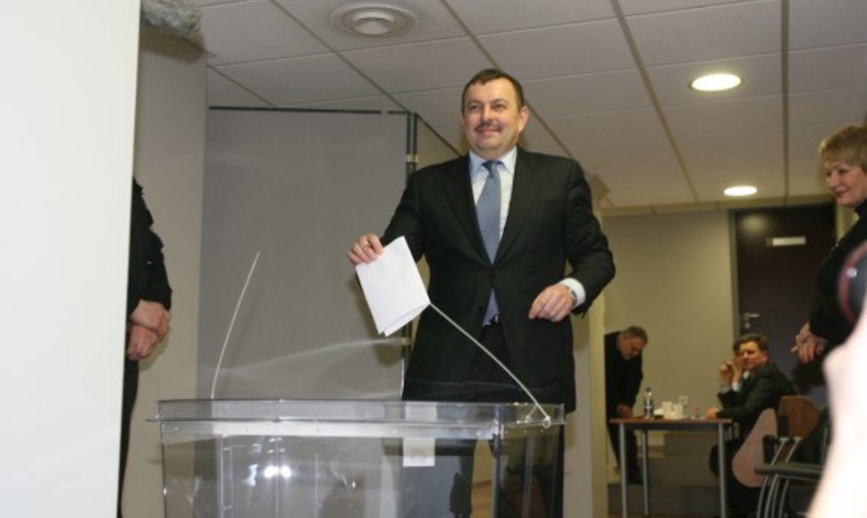 2009 metų vasario 11-ąją Vilniaus meru išrinktas V.Navickas kadencijos pabaigos gali nesulaukti – partiečiai jau ieško jam pamainos.