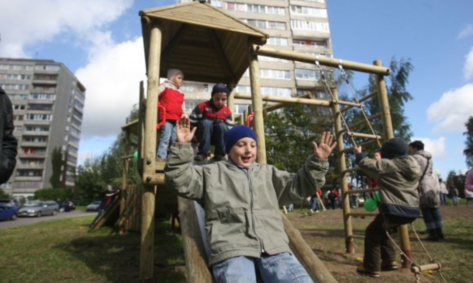 Naujoji vaikų žaidimų aikštelė Viršuliškėse pastatyta rugsėjo antroje pusėje, kadangi tik tada rėmėjai skyrė lėšų. 