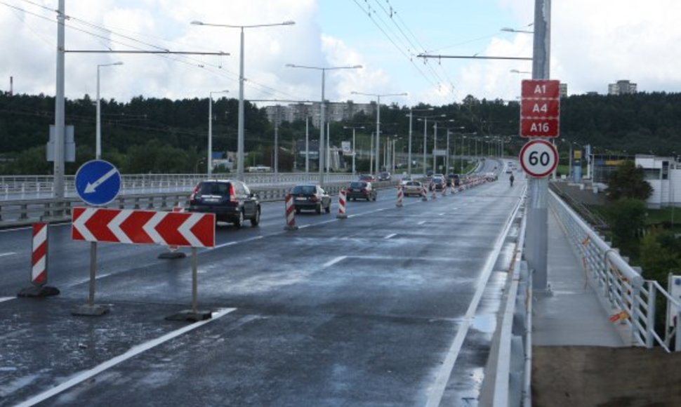 Rugpjūčio pabaigoje atidaryto Lazdynų tilto rekonstrukcijai ketinama skirti daugiau negu 32 mln. Lt iš Šiaurės investicijų banko paskolos gautų lėšų.