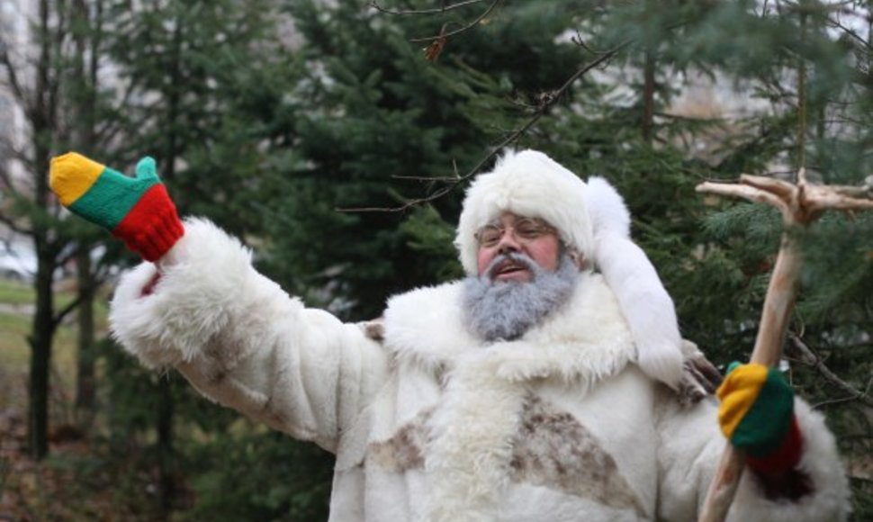 Lietuviškasis Senelis Kalėda šiemet atnaujino savo kostiumą – nauji jo kailiniai, kepurė, trispalvės pirštinės ir net lazda.