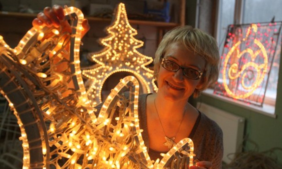 Anot J.Tūraitės, nors naujoms kalėdinėms dekoracijoms šiemet Vilnius pinigų pritrūko, gatvės kaip ir kasmet nušvis kalėdine šviesa – bus panaudotos ankstesnių metų girliandos.