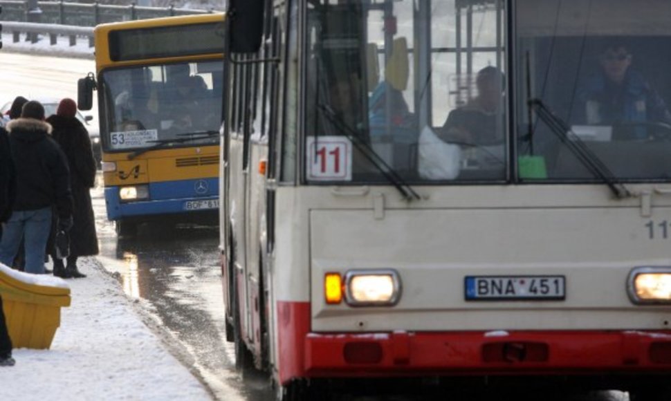 Vilniuje siūloma sujungti autobusų ir troleibusų įmones, nes tai esą leistų sumažinti administravimo sąnaudas ir galvoti ne tik apie patogesnį transportą, bet ir apie pigesnius bilietus.