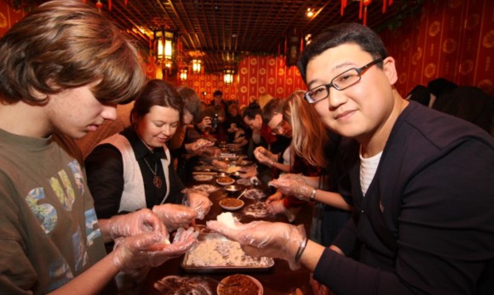 Haonan Wang (d.) savo restorane vakar visus norinčius mokė gaminti kiniškus koldūnus, kuriuos kinai tradiciškai valgo pasitikdami naujuosius metus.