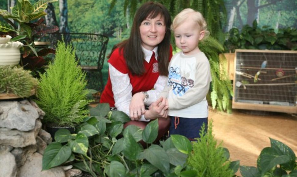 „Pasakaitėje“ dirbanti Lina Toločkienė sako, kad jos sūnui, kaip ir kitiems vaikams, esant dideliam oro užterštumui, geriau laiką leisti darželio žiemos sode nei lauke.