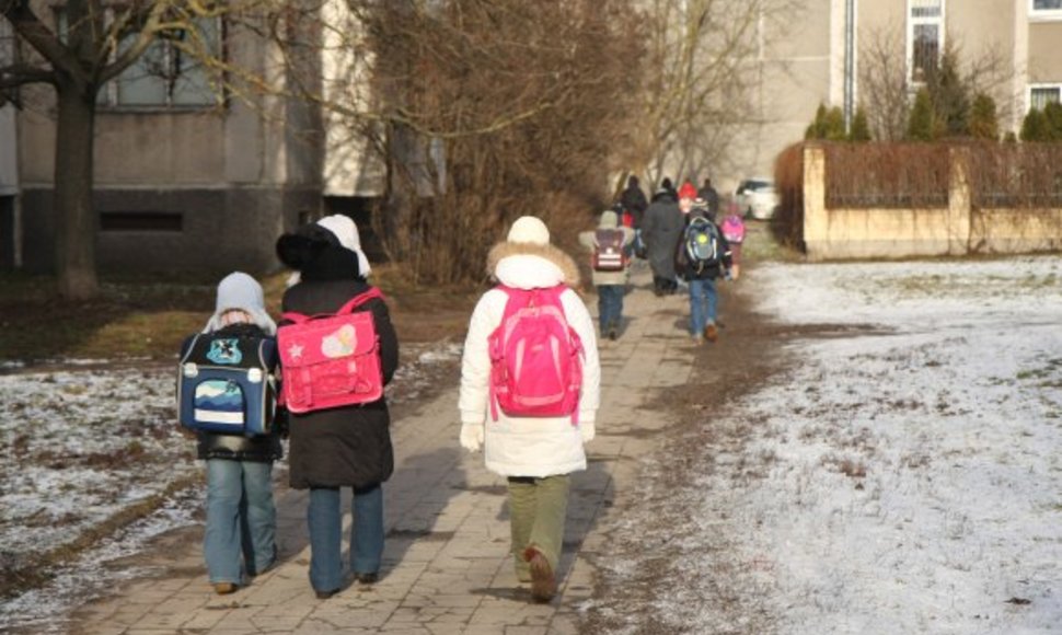 Kiekvieną rugsėjį į Vilniaus mokyklas ateina maždaug dviem tūkstančiais mokinių mažiau. Toks skaičius sudaro dviejų sostinės bendrojo lavinimo mokyklų bendruomenę.