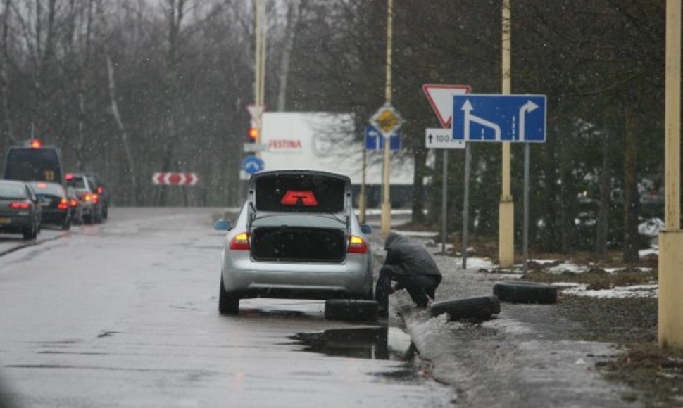 Per tris šių metų mėnesius Vilniaus gatvių duobėse savo automobilius apgadino 341 vairuotojas.