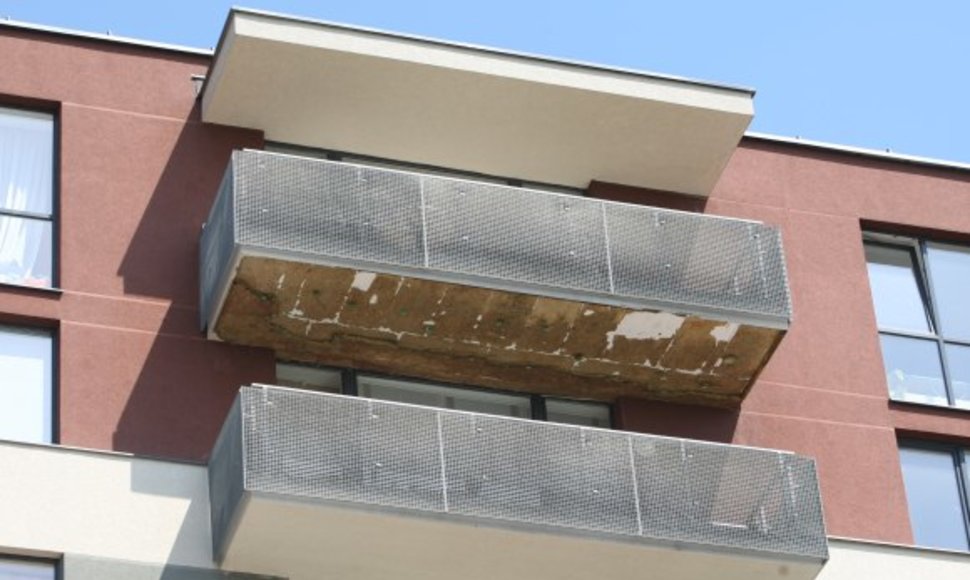 Fizikų g. 10 namo gyventojus ne juokais išgąsdino kritusi balkono šiltinamoji medžiaga.