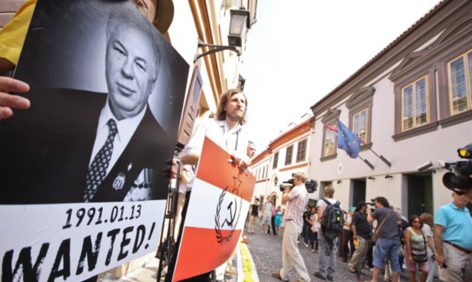 Pasipiktinę Austrijos sprendimu paleisti M.Golovatovą, lietuviai prie šios šalies ambasados skandavo „Gėda gėda“.